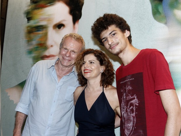  Deborah Bloch com o pai, Jonas Bloch, e o filho Hugo em estreia de peça na Zona Sul do Rio (Foto: Alex Palarea/ Ag. News)