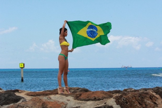 Raica Oliveira faz campanha de Primavera/Verão (Foto: Divulgação /  Blue Beach)