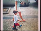 Luana Piovani exibe barriga de grávida em passeio com o filho