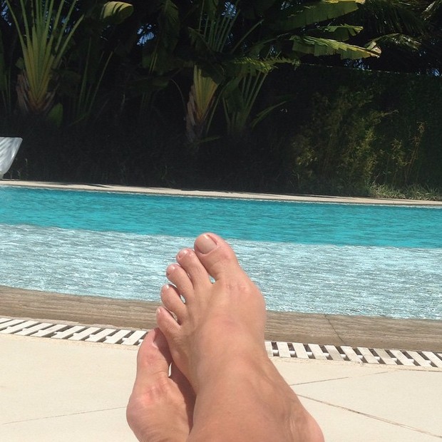 Xuxa posta foto dos pés à beira da piscina (Foto: Instagram / Reprodução)