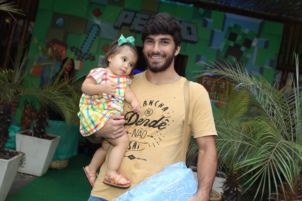 Maria Flor com o papai, Hugo Moura (Foto: Marcelo Sá Barreto/Agnews)