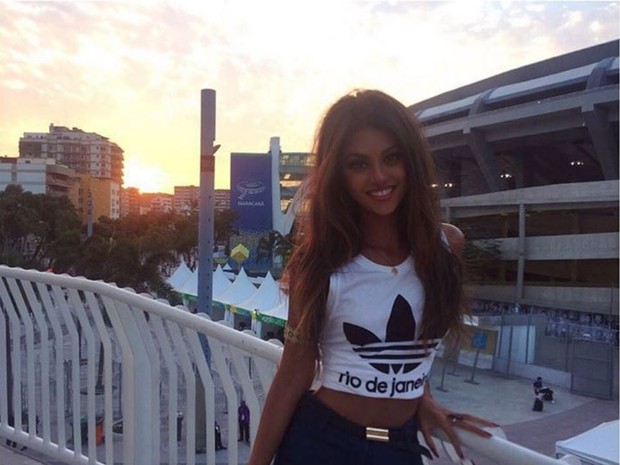 Anajú Dorigon em frente ao Maracanã durante a Olimpíada Rio 2016 (Foto: Reprodução/Instagram)