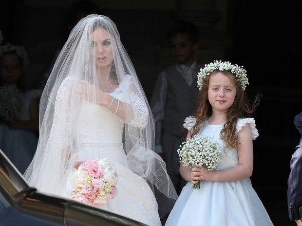 Ex-Spice Girl Geri Halliwell com a filha Bluebell, de nove anos, em tarde de casamento na Inglaterra (Foto: AKM)