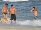 VÍDEO: Na praia, guarda chama a atenção de atores de 'Avenida Brasil'