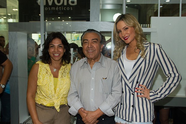 Claudia Leitte com Mônica e Maurício de Sousa na Beauty Fair (Foto: Amauri Nehn / Foto Rio News)