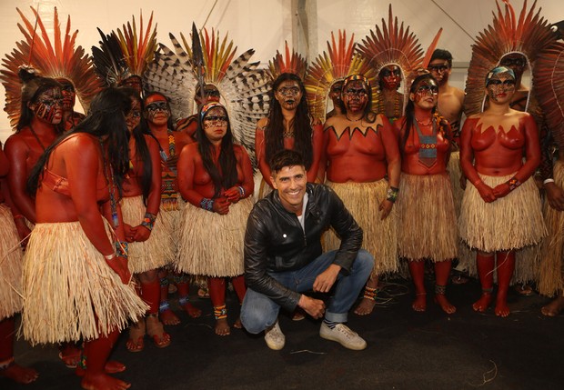 Reynaldo Gianecchini com índios no SPFW (Foto: Iwi Onodera/ EGO)