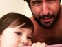 Sandro Pedroso faz vídeo ensinando o filho de 1 ano a ser ator