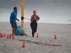 Carolina Dieckmann faz exercícios na areia 