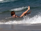 Ops! Zilu Godoi dá mergulho em praia no Rio e leva 'caldo'