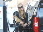 Paris Hilton abastece o próprio carro em Los Angeles 