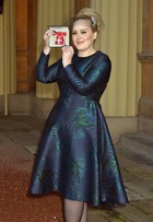 Cheia de estilo, Adele recebe homenagem da realeza inglesa 