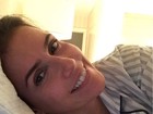 Deborah Secco posta selfie sem maquiagem e ganha elogios na web