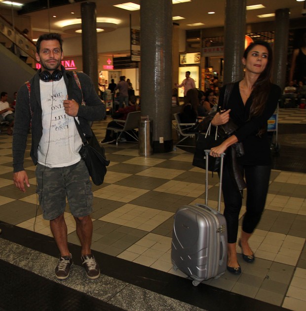 Henri Castelli no aeroporto de Congonhas (Foto: Guilherme Henrique / Foto Rio News)