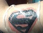 Ex-BBB Ivan tatua o símbolo do Super-Homem no braço