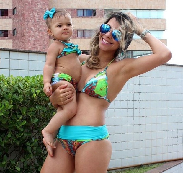 Karla, ex-bbb, e a filha Carolina com mesma estampa em biquíni (Foto: Instagram / Reprodução)