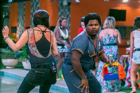 Ronan dançando com Harumi em uma das festas do BBB 16 (Foto: Globo/Paulo Belote)