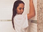 Mulher Melão sensualiza de camiseta molhada na web