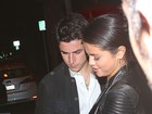 Com look transparente, Selena Gomez é fotografada em um encontro