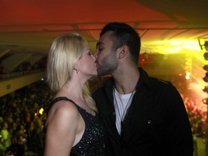 Antônia Fontenelle e Jonathan Costa beijam em baile funk no Rio (Foto: Isac Luz/EGO)