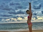 Grávida, Carol Trentini mostra barriguinha na praia: 'Alonga e respira'