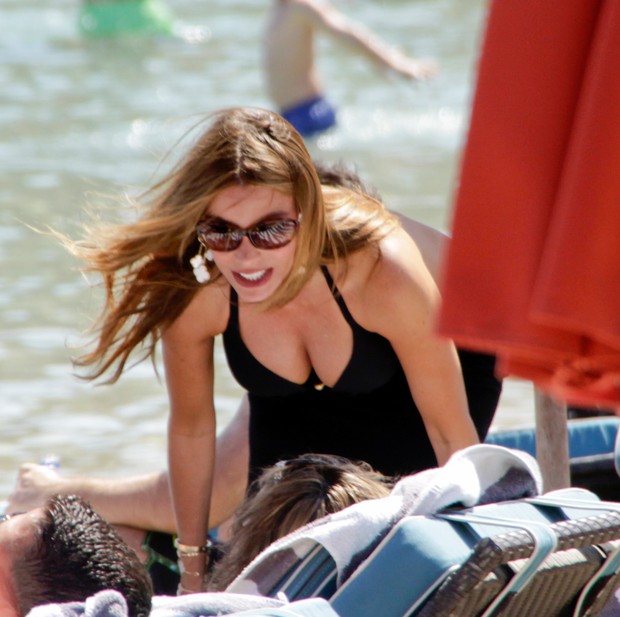 Sofia Vergara em praia na Grécia (Foto: Grosby Group/ Agência)