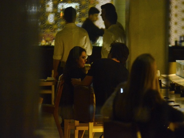 Tatá Werneck janta acompanhada em shopping na Zona Oeste do Rio (Foto: Henrique Oliveira/ Ag. News)