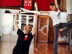 Gisele Bündchen faz pose e treina Kung Fu 