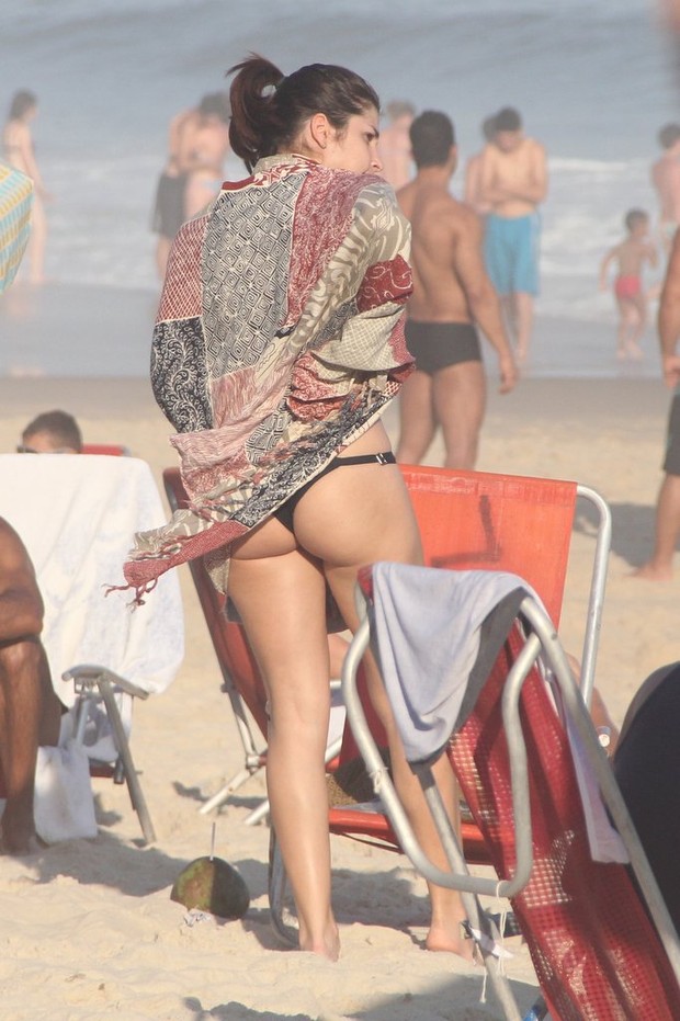 Chandelly Braz em praia do Rio (Foto: Rodrigo dos Anjos/AgNews)