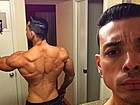 Felipe Franco faz selfie no espelho para mostrar as costas musculosas
