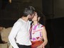 Letícia Sabatella troca beijos com o marido após apresentar peça