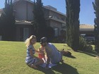 Rodrigão mostra foto com Adriana Sant'Anna e o filho na casa nova