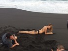 Cara Delevingne posa só de calcinha em praia de Bali