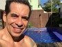 Leandro Hassum curte sol e piscina com a mulher, Karina: 'De bobeira'