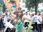 Alessandra Negrini rouba a cena em bloco de carnaval com fantasia sexy