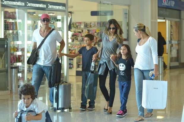 Marcio Garcia embarca com a família (Foto: FotoRioNews / William Oda)