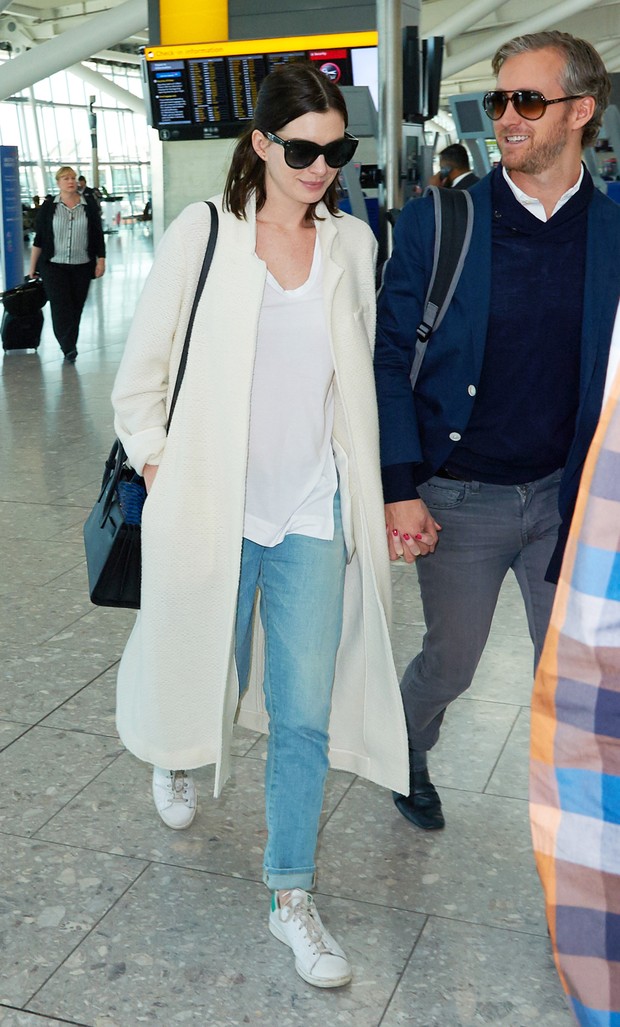 Anne Hathaway usa maxicasaco em viagem com o marido (Foto: Grosby Group)
