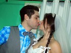 Vestidos de noivos, Andressa e Nasser participam de arraiá