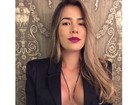 Ex-BBB Adriana publica foto sem sutiã com o blazer aberto na web