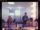 Carolina Dieckmann faz selfie no espelho com direito a biquinho