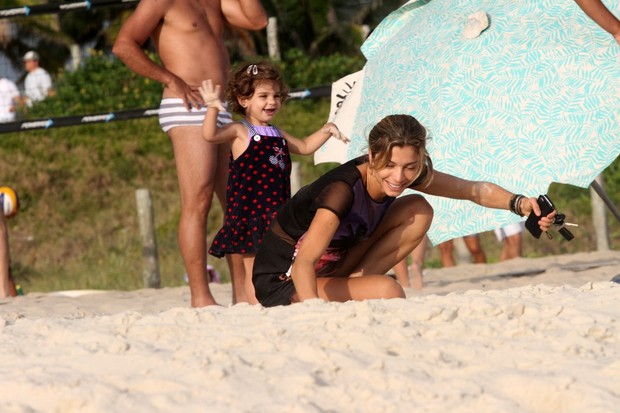 Grazi Massafera com a filha na praia (Foto: Marcos Ferreira / Foto Rio News)