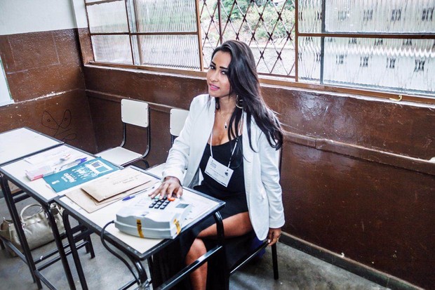 Lais Cruz, a Miss Buumbum Sergipe, trabalha como mesária nas eleições municipais (Foto: MBB6/ Divulgação)