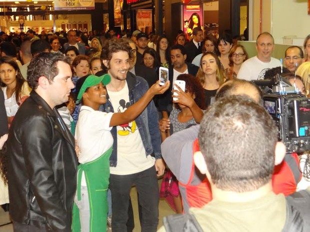 Chay Suede causa alvoroço em shopping no Rio (Foto: Divulgação Norte Shopping)