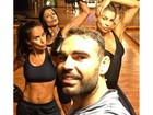Grazi, Anna Lima e Francisca Pereira aparecem fazendo treino pesado