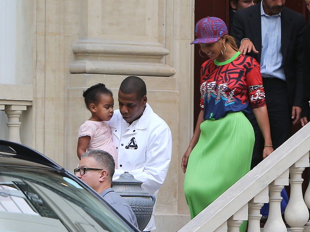 Beyoncé com Jay-Z e a filha, Blue Ivy, Paris, na França (Foto: Grosby Group/ Agência)