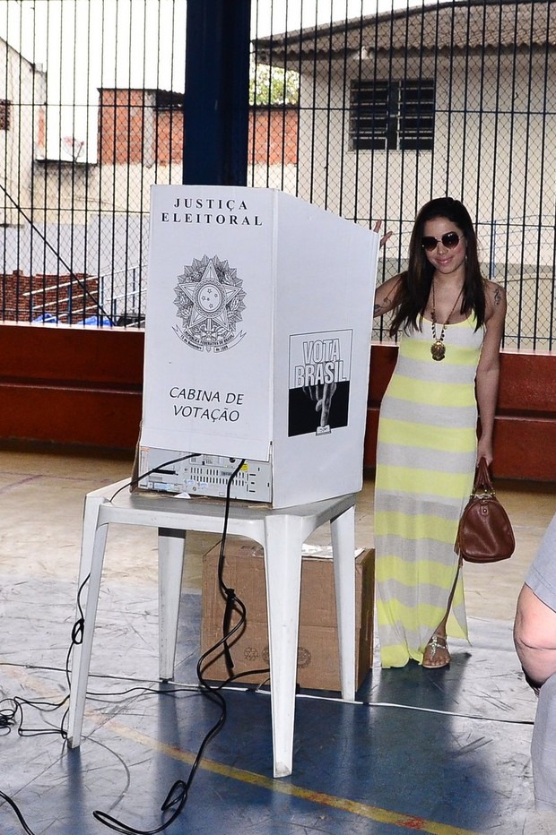 Anitta votando (Foto: Roberto Teixeira/EGO)