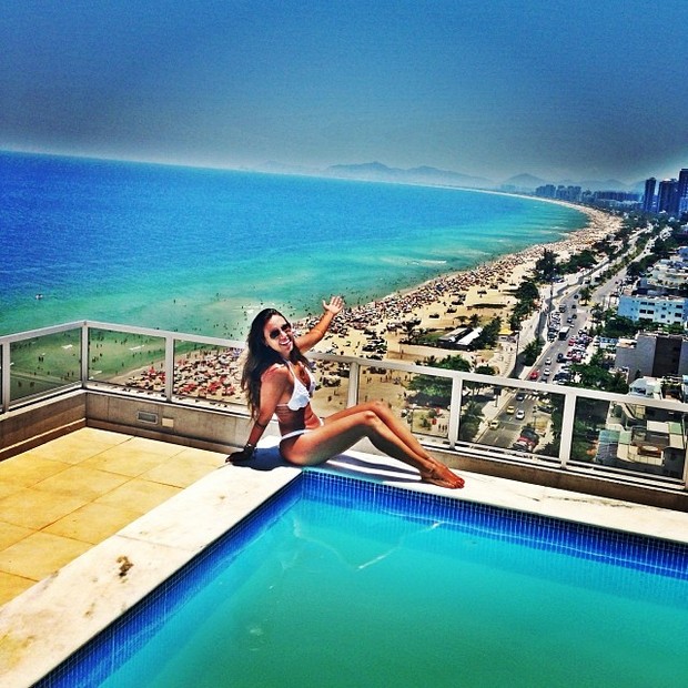 Angelis Borges posta foto com na piscina (Foto: Instagram / Reprodução)