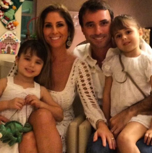 Patricia Maldonado, o marido Guilherme Arruda, e as filhas dos dois, Nina e Maitê (Foto: Reprodução/Instagram)