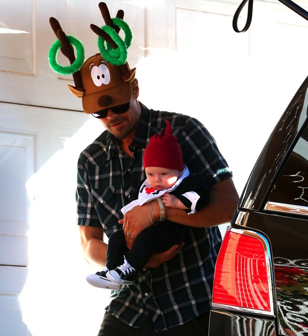 X17 - Josh Duhamel com o filho, Axl, na cidade de Pomona, na Califórnia, nos Estados Unidos (Foto: X17online/ Agência)