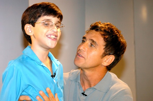 Gabrielzinho do Irajá com Marcos Frota na novela América (Foto: Globo/Márcio de Souza)