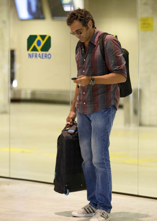 Domingos Montagner em aeroporto no RJ (Foto: Alice Silva  / AgNews)